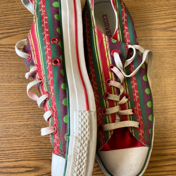 Converse Shoes - Holiday festivities converse chuck Taylor all star size 9